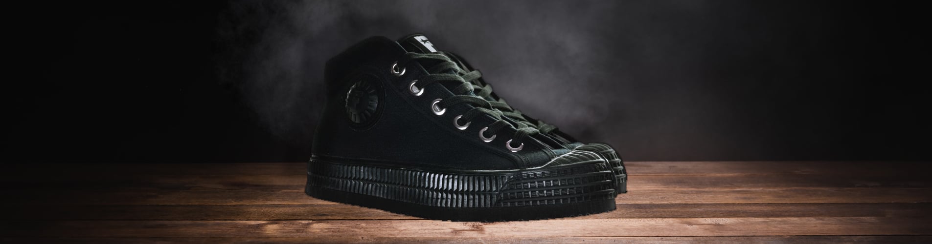 Ecologische vegan sneakers in het volledig zwart